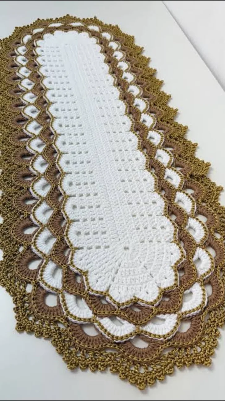Detalhes de uma passadeira artesanal em crochê